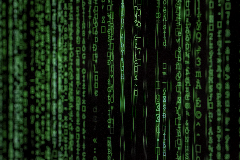 Linhas de código em tela escura representando monitoramento de rede